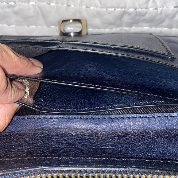 Unisex Pratese Firenze Leather Clutch Wallet Midnight Blue ♥️
Pure Class - Picture 11 of 13